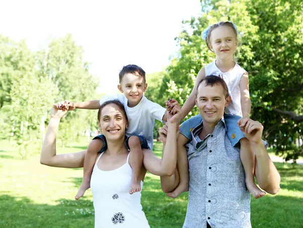 Famille avec deux enfants dans le parc d'été — Photo