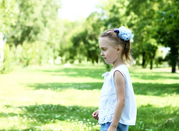 Πορτρέτο ενός μικρού κοριτσιού στο πάρκο — Φωτογραφία Αρχείου