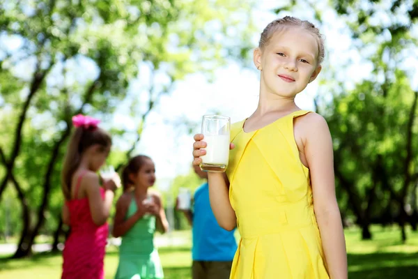 여름 공원에서 우유를 마시는 여자 — 스톡 사진