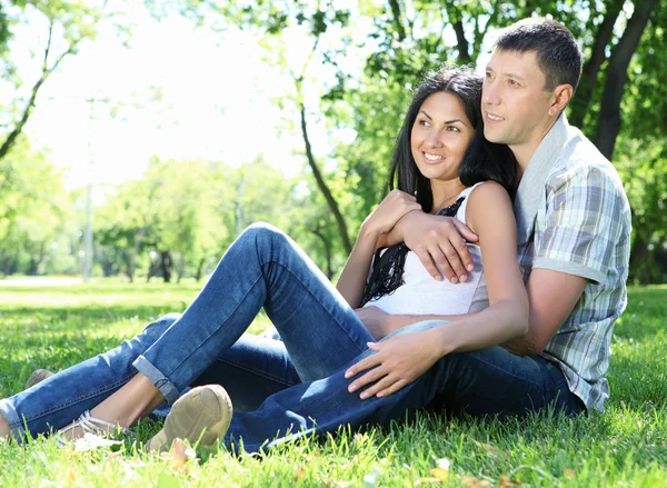 Couple spending time together in the summer park — Stock Photo, Image