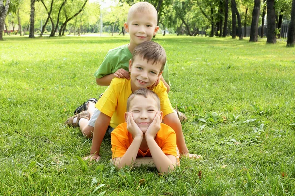 Parktaki bir grup çocuk. — Stok fotoğraf