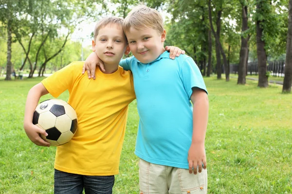 Два мальчика в парке — стоковое фото