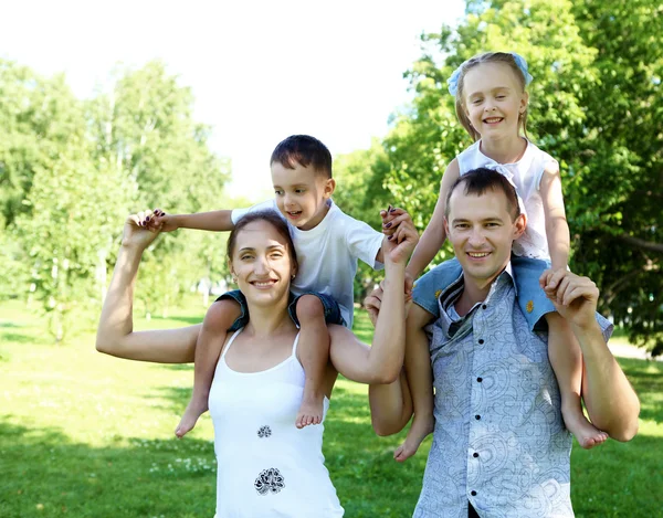 Famiglia con due bambini nel parco estivo — Foto Stock