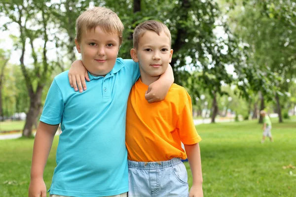 Twee jongens in het park — Stockfoto