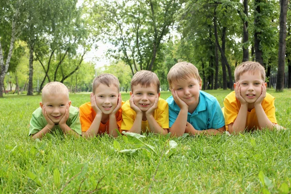 Gruppo di bambini nel parco — Foto Stock