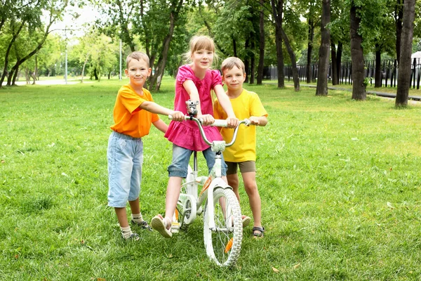 Дівчата з велосипедом у парку — стокове фото