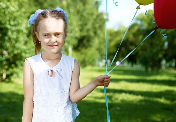 Porträtt av en liten flicka i parken — Stockfoto