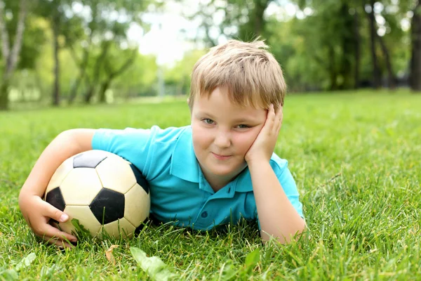 Μικρό αγόρι στο πάρκο με μια μπάλα — Φωτογραφία Αρχείου