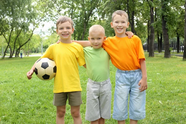 Három fiú, a parkban — Stock Fotó
