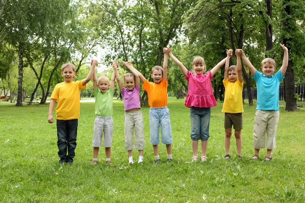 Grupa dzieci w parku — Zdjęcie stockowe