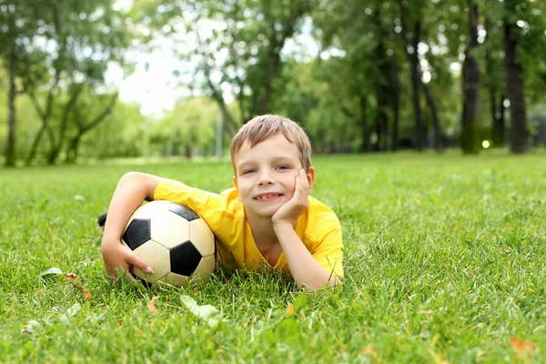 Menino no parque com uma bola — Fotografia de Stock