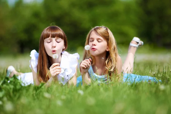 Dwie dziewczyny bawiące się w parku — Zdjęcie stockowe