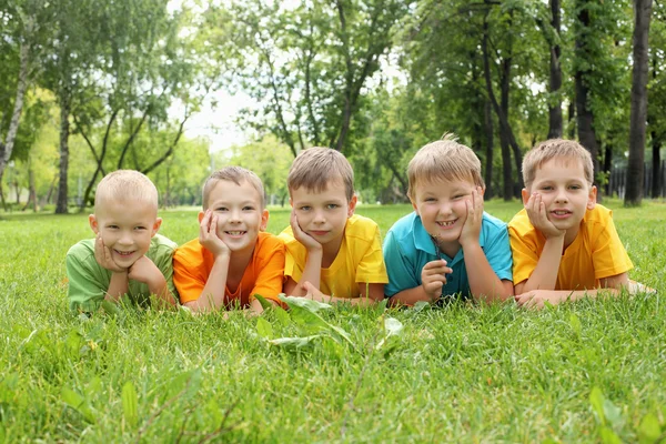 Grupo de crianças no parque — Fotografia de Stock