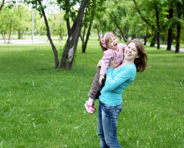 Портрет матери с дочерью на открытом воздухе — стоковое фото