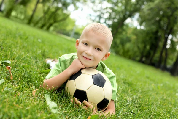Bir topu parkta küçük çocuk — Stok fotoğraf
