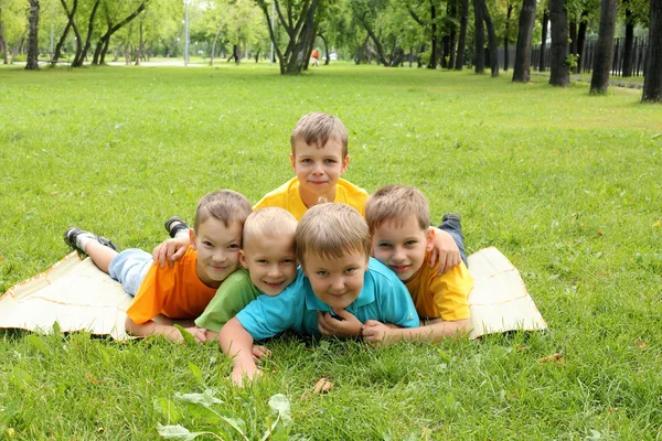 Ομάδα παιδιών στο πάρκο — Φωτογραφία Αρχείου