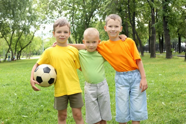 公園で 3 人の男の子 — ストック写真