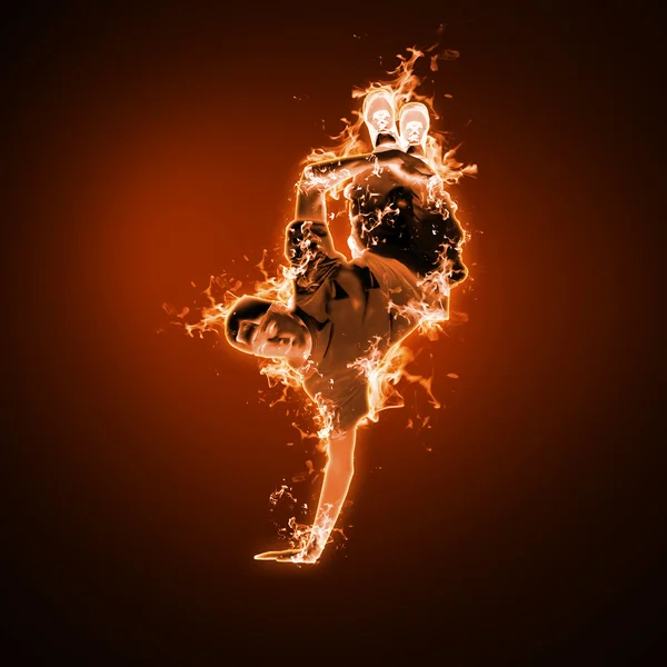 Brand danser tegen zwarte achtergrond — Stockfoto