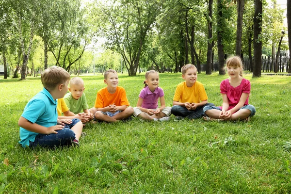 함께 공원에 앉아있는 어린이 들의 그룹 — 스톡 사진