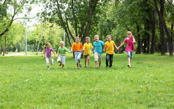 Grupo de crianças no parque Fotografias De Stock Royalty-Free