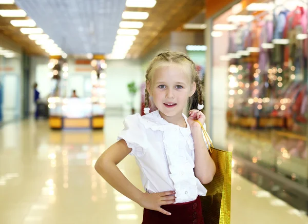 Маленька дівчинка робить покупки — стокове фото