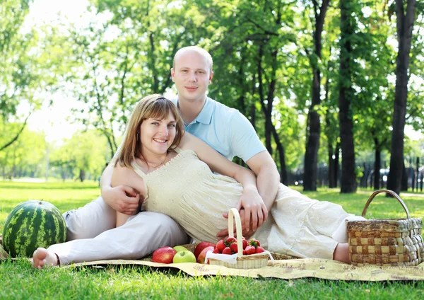 Молодая пара на пикнике в парке — стоковое фото
