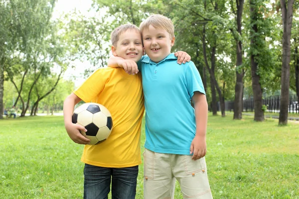 Два мальчика в парке — стоковое фото