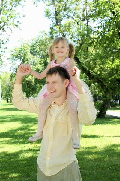 Vater mit Tochter draußen — Stockfoto