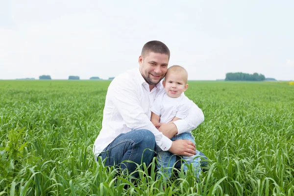 Porträtt av far med son utomhus — Stockfoto