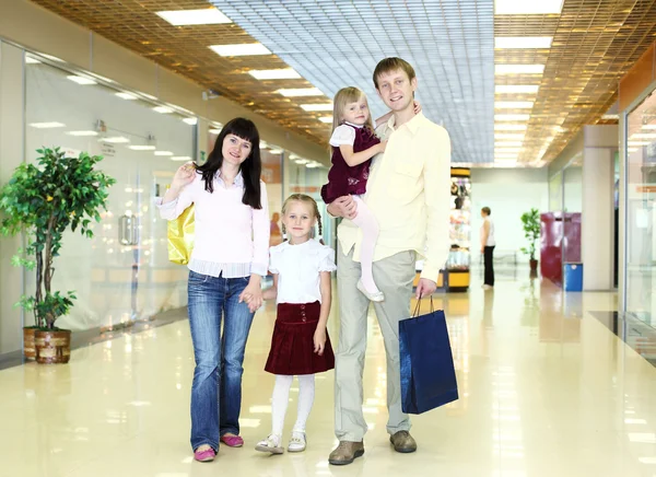 Junge Familie beim Einkaufen — Stockfoto