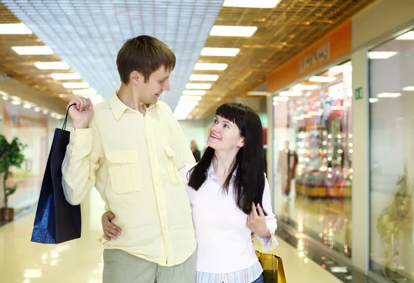 Família jovem fazendo compras — Fotografia de Stock
