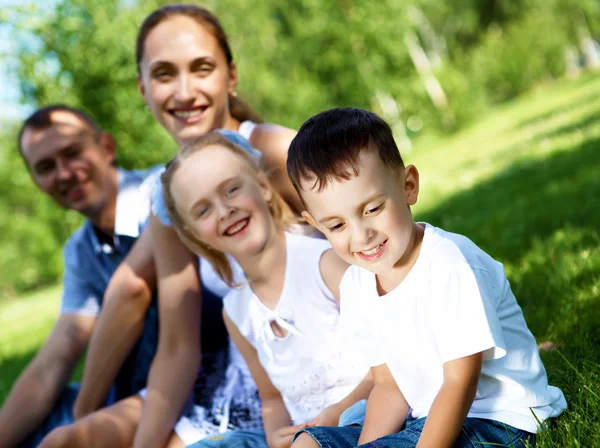 Familie mit zwei Kindern im Sommerpark — Stockfoto