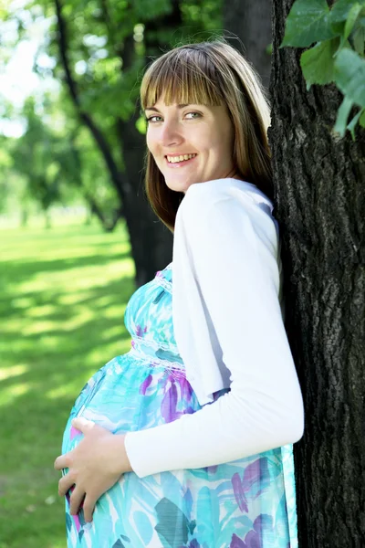 Портрет молодой беременной женщины — стоковое фото