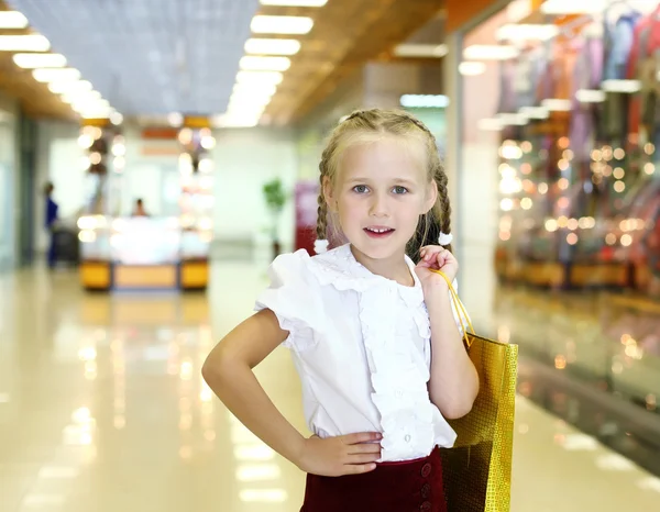 Little girl doing shopping — Stock Photo, Image