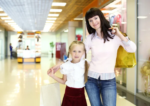 Joven madre y su hija haciendo compras — Foto de Stock