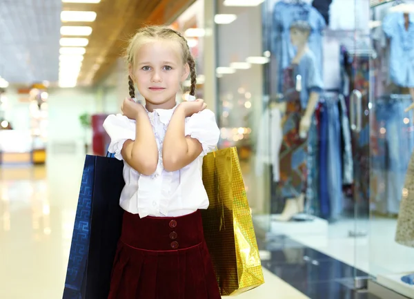 Маленька дівчинка робить покупки — стокове фото
