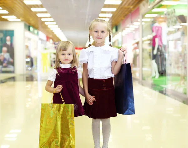Liten flicka gör shopping — Stockfoto