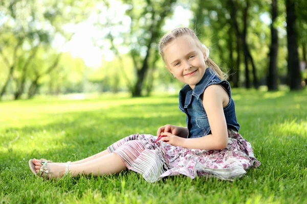 Portret dziewczynki w parku — Zdjęcie stockowe