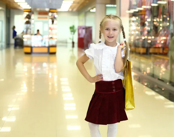 Malá holčička dělá nakupování — Stock fotografie