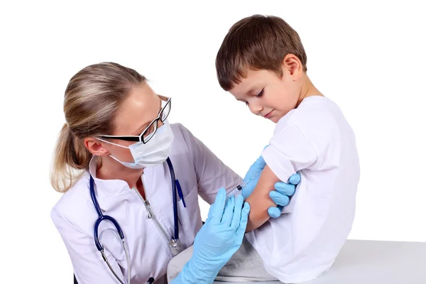 아이 게 백신 주사를 하 고 의사 — 스톡 사진