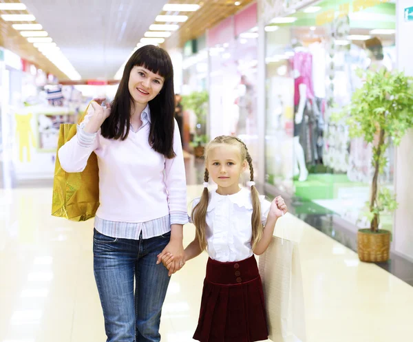 Молодая мать и ее дочь делают покупки — стоковое фото