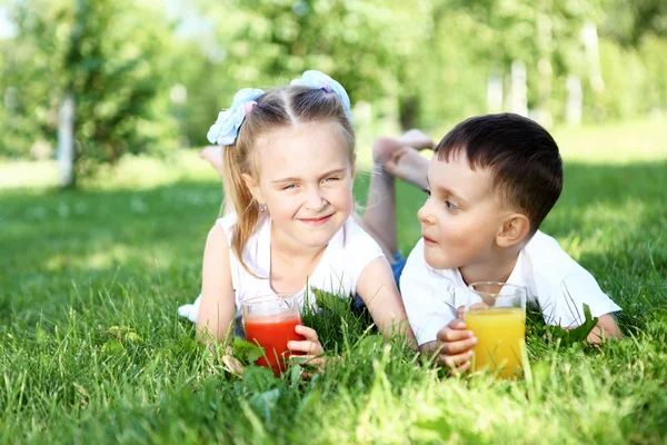 Lilla bror och syster i sommaren park — Stockfoto