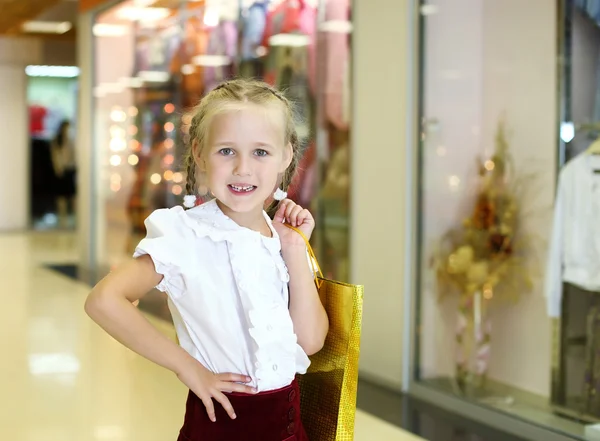 Küçük kız alışveriş yaparken — Stok fotoğraf