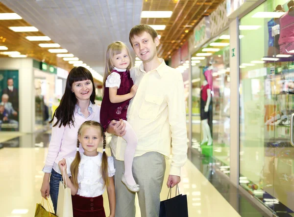 Jeune famille faisant du shopping — Photo
