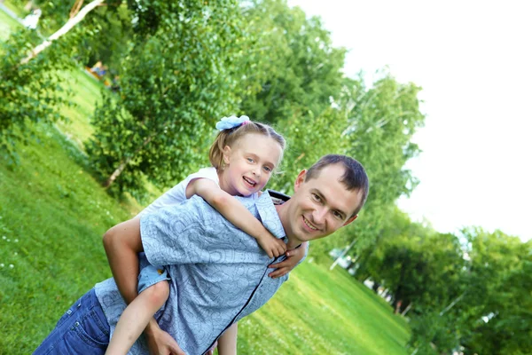 Padre e figlia nel parco estivo — Foto Stock
