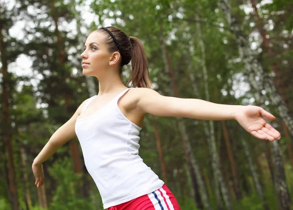 Ung kvinna gör idrott utomhus — Stockfoto