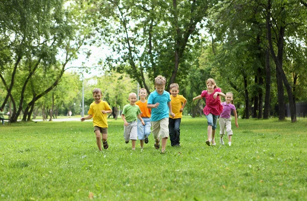 Groupe d'enfants dans le parc — Photo