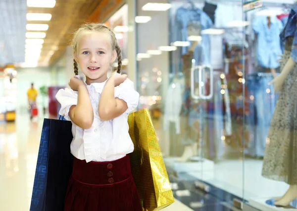 Kleines Mädchen beim Einkaufen — Stockfoto