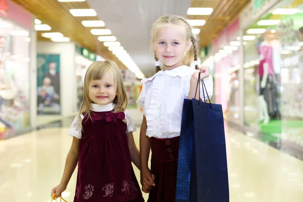 Маленькая девочка делает покупки — стоковое фото