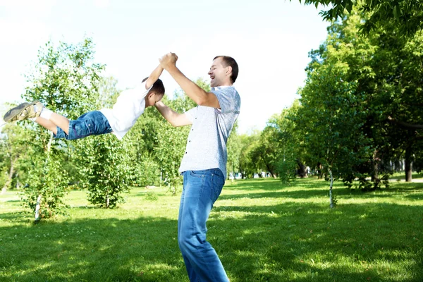 Apa és fia, a nyári park — Stock Fotó